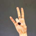 tatuajes corazones dedos manos 4 - tatuajes de corazones