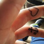 tatuajes corazones dedos manos 6 - tatuajes de corazones