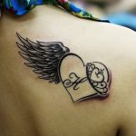 tatuajes de corazones con alas