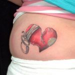 85 Tatuajes de Corazones originales y sus significados - Tatuajes Geniales tatuajes corazones rotos apuñalados 1 - tatuajes de corazones