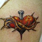 85 Tatuajes de Corazones originales y sus significados - Tatuajes Geniales tatuajes corazones rotos apuñalados 2 - tatuajes de corazones