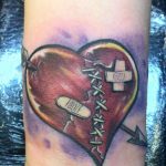 85 Tatuajes de Corazones originales y sus significados - Tatuajes Geniales tatuajes corazones rotos apuñalados 4 - tatuajes de corazones