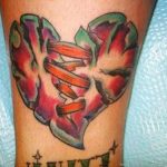 85 Tatuajes de Corazones originales y sus significados - Tatuajes Geniales tatuajes corazones rotos apuñalados 6 - tatuajes de corazones