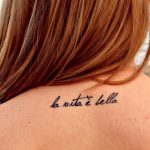 tatuaje frase la vita - Tatuajes de Unalome