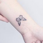 80 Originales Tatuajes de Mariposas 🦋 y su Significado - Tatuajes Geniales tatuajes con mariposas muñeca pequeño 4 - tatuajes de mariposas