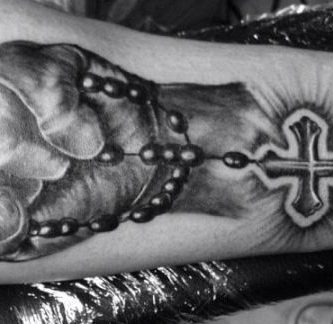 manos con rosario 9 - Tatuajes de rosarios